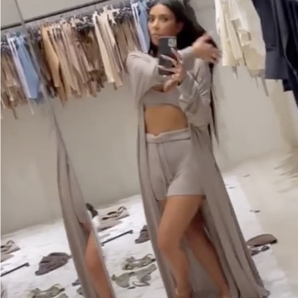 SKIMS SLEEP SHORT LIMITED EDITION: IRIS MICA XS - Picture 14 of 15